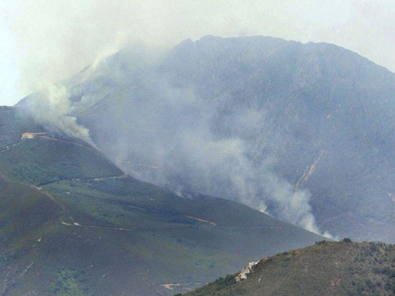 En España hay dos fuegos sin extinguir en las provincias de León y de Ourense | Ver