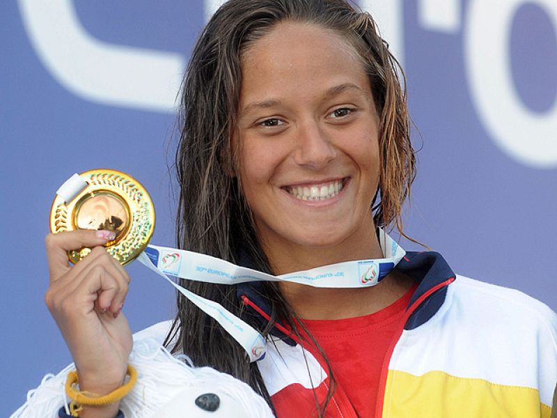 La nadadora española Duane Da Rocha muestra su medalla de bronce durante la ceremonia de premiación de la final femenina de los 200 metros espalda en los Campeonatos Europeos de Natación 2010.