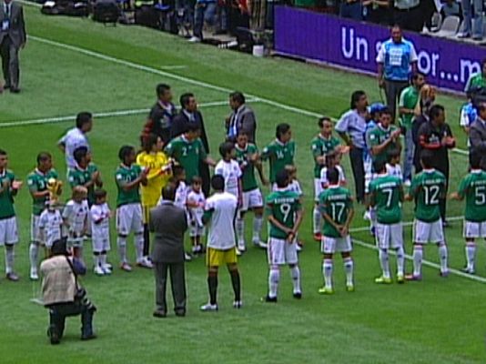  - Pasillo a 'La Roja' en el Azteca