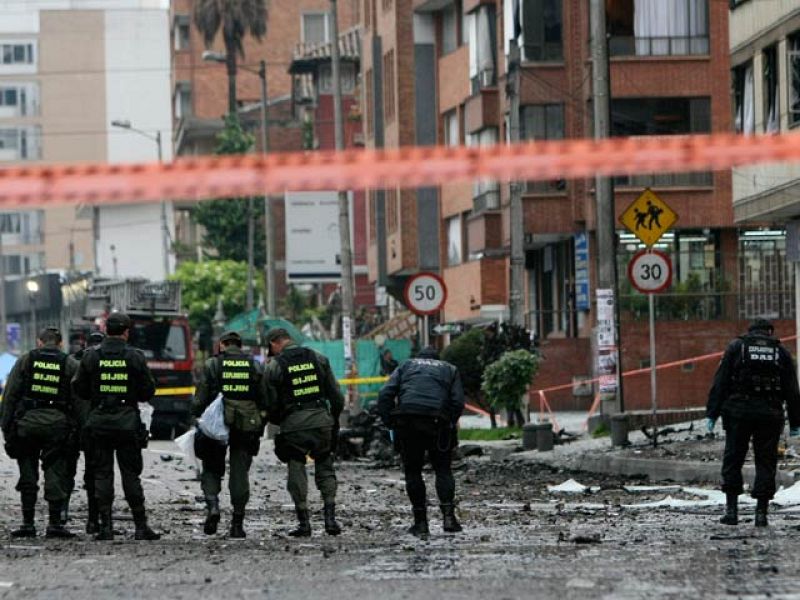 Nueve heridos por la explosión de un coche bomba en Bogotá | Ver