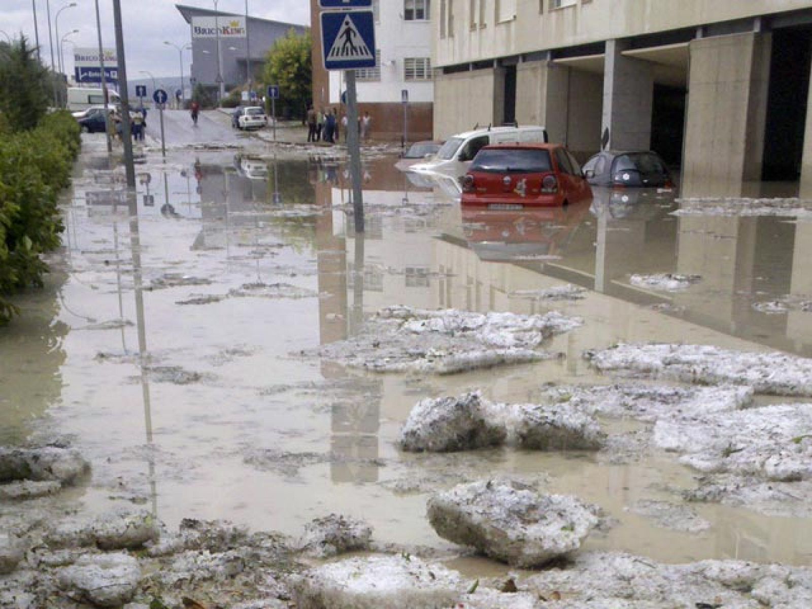 Una tromba de agua y granizo sorprende a los vecinos de Cuenca | Ver