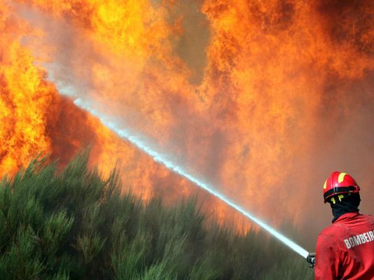  - Casi 300 fuegos activos en Portugal