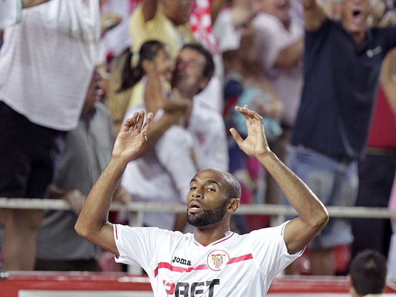 Kanouté adelanta al Sevilla 2-1