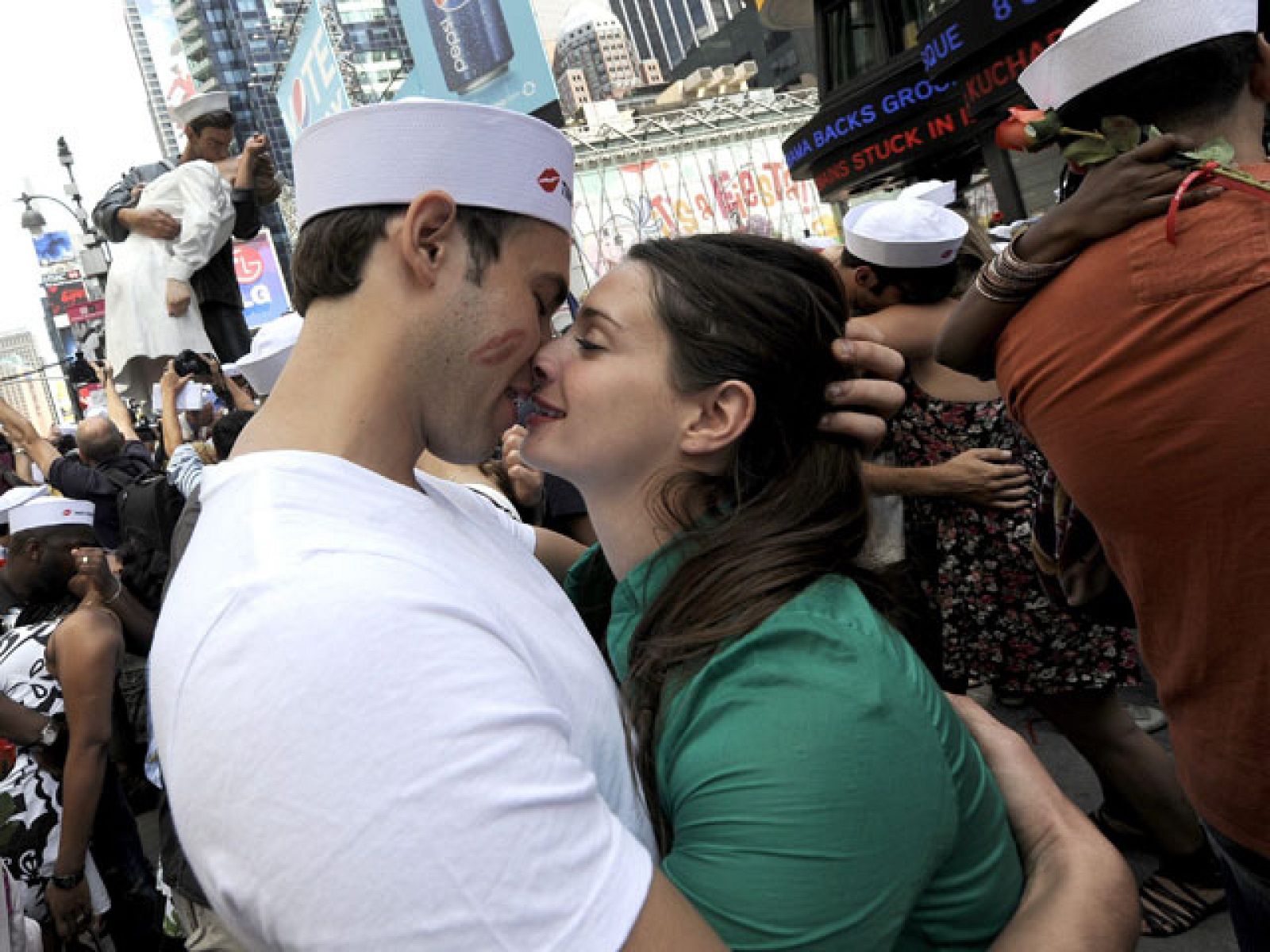 EEUU celebra con besos colectivos los 65 años del fin de la II Guerra Mundial