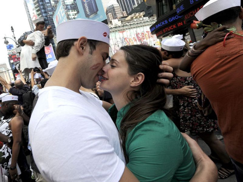 EEUU celebra con besos colectivos los 65 años del fin de la II Guerra Mundial