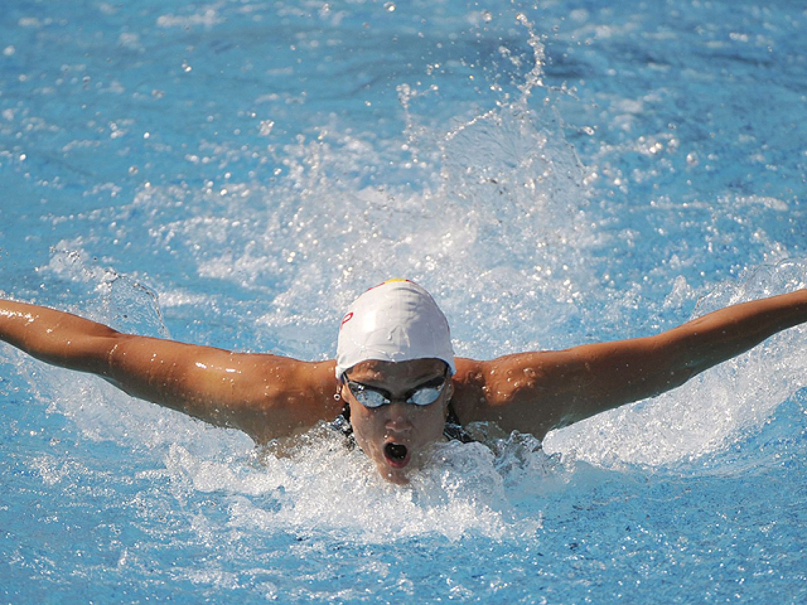 La española Mireia Belmonte finalizó en cuarta posición. La húngara Jakabos se llevóe el oro, parando el crono en 2:06.71. Carlos Vives acabó séptimo en la final de 400 estilos.