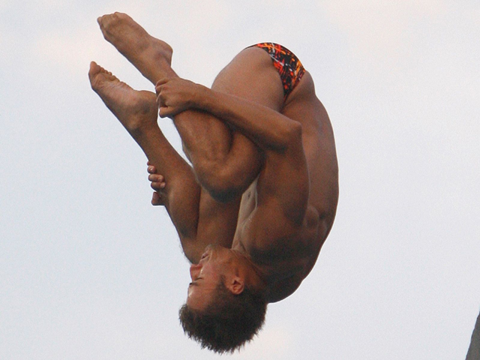 El saltador alemán Sascha Klein puso de acuerdo a todo el jurado en el último salto, un 10. Con este salto perfecto premiado con el oro se ha puesto fin a los europeos de natación de Budapest 2010.