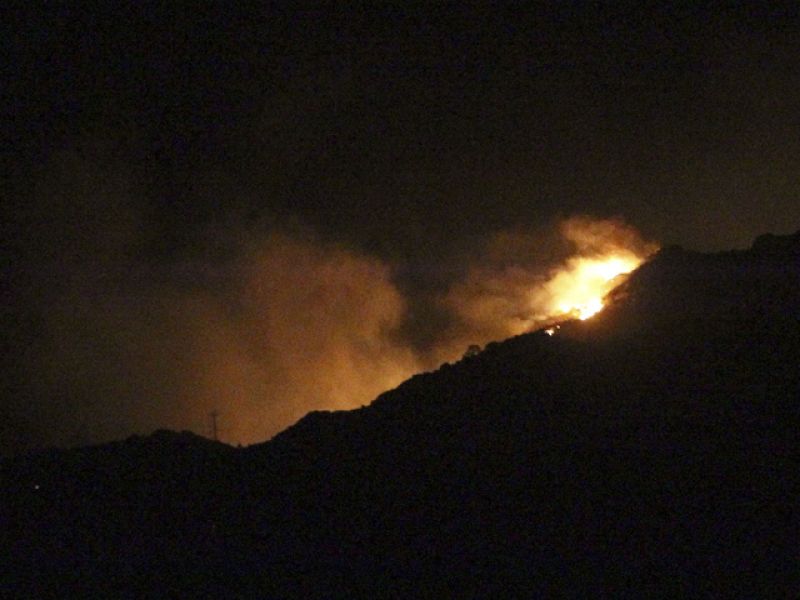 Activos, pero ya controlados, los incendios de Boiro y Baiona