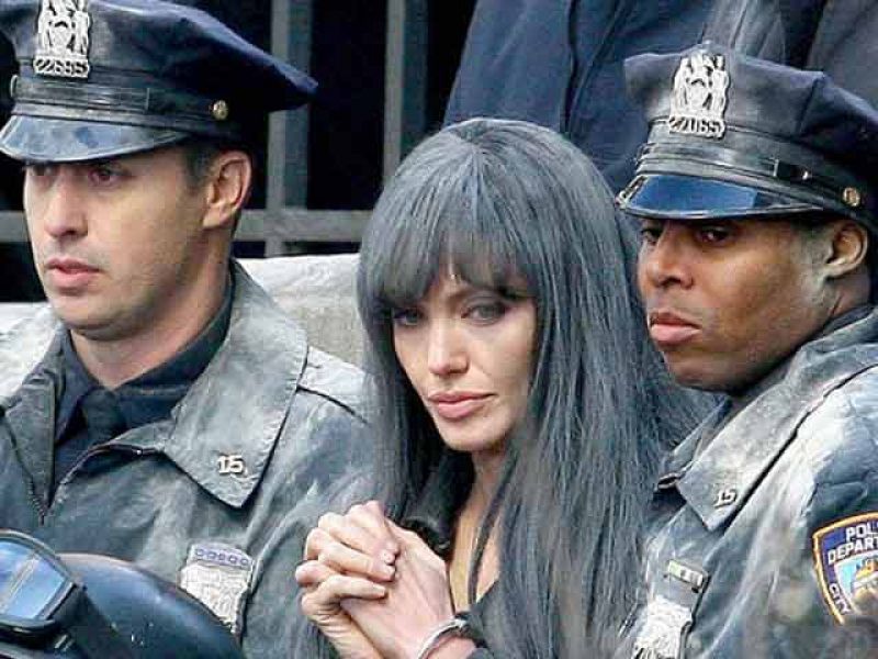 Escena de 'Salt': Angelina Jolie con esposas