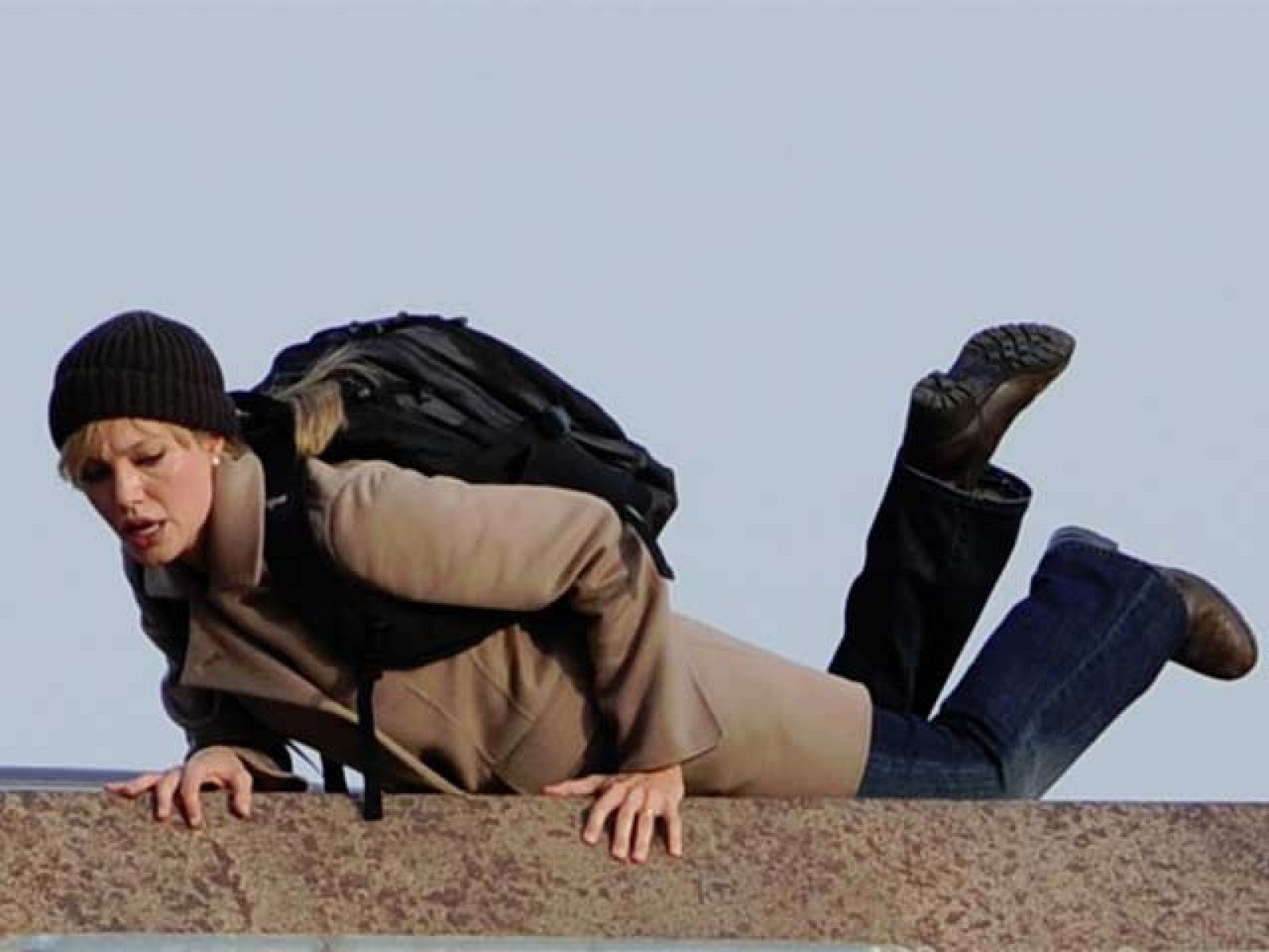 Escena de 'Salt': El 'vuelo' de Angelina Jolie | Ver