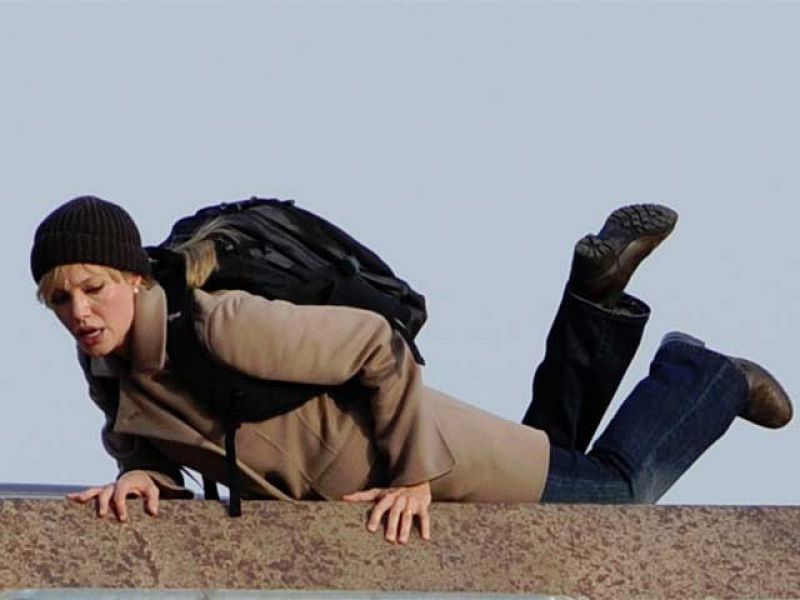 Escena de 'Salt': El 'vuelo' de Angelina Jolie | Ver