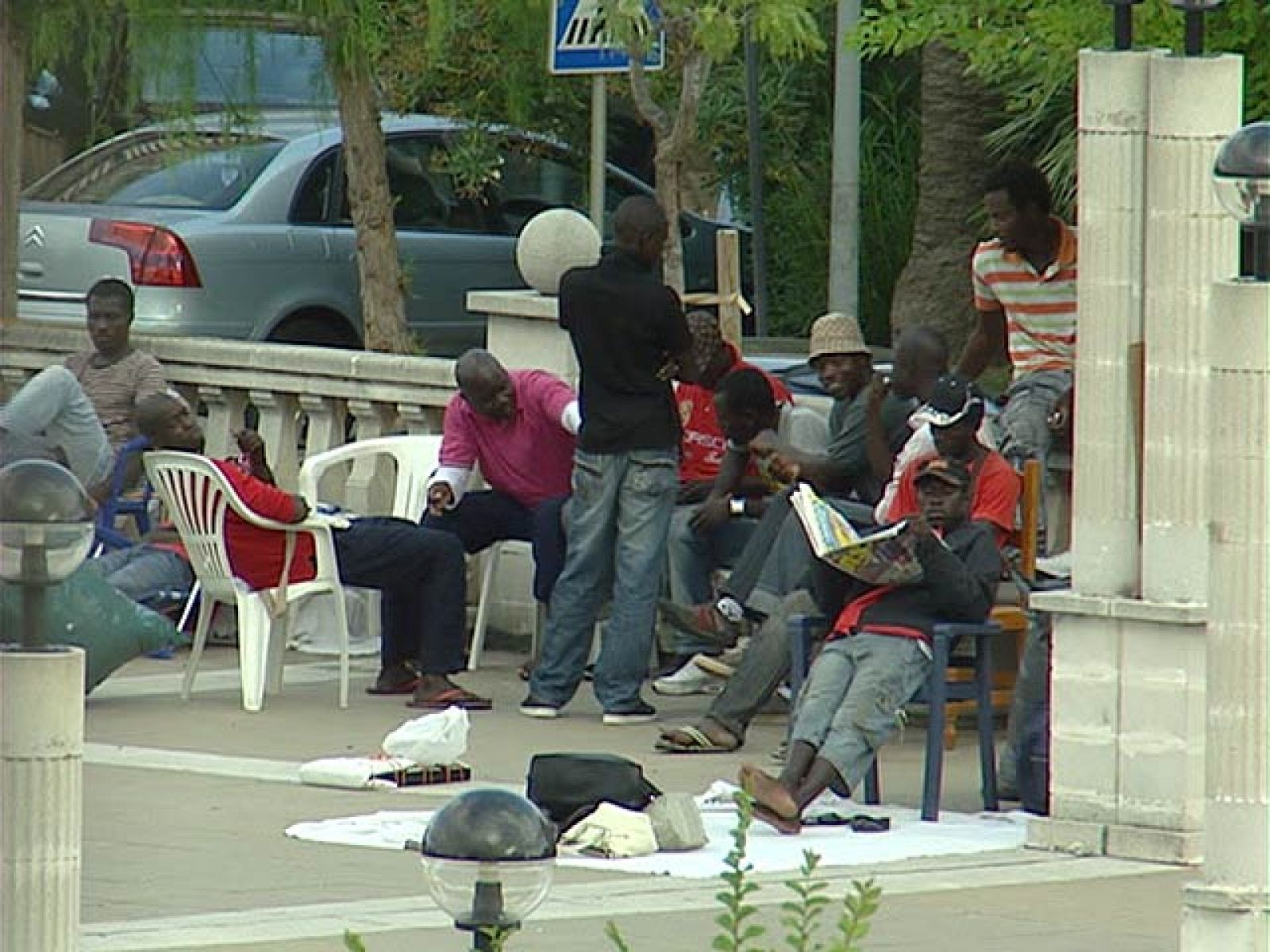 El Vendrell tolera el top manta siempre que los vendedores no lo hagan en el Paseo Marítimo | Ver