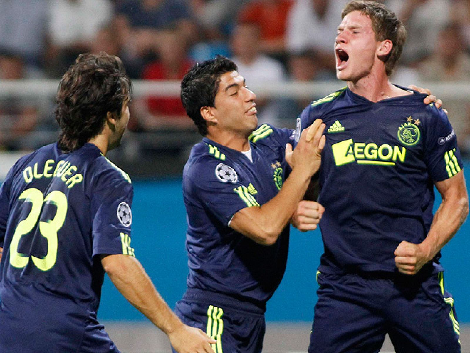 El defensa del Ajax Vertonghen peina una falta botada al área y anota el primer tanto del Ajax ante el Dinamo de Kiev.