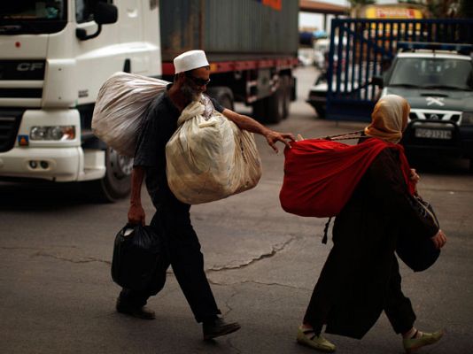  - Los activistas marroquíes se concentran frente a la frontera  aunque no bloquean el paso de camiones a Melilla