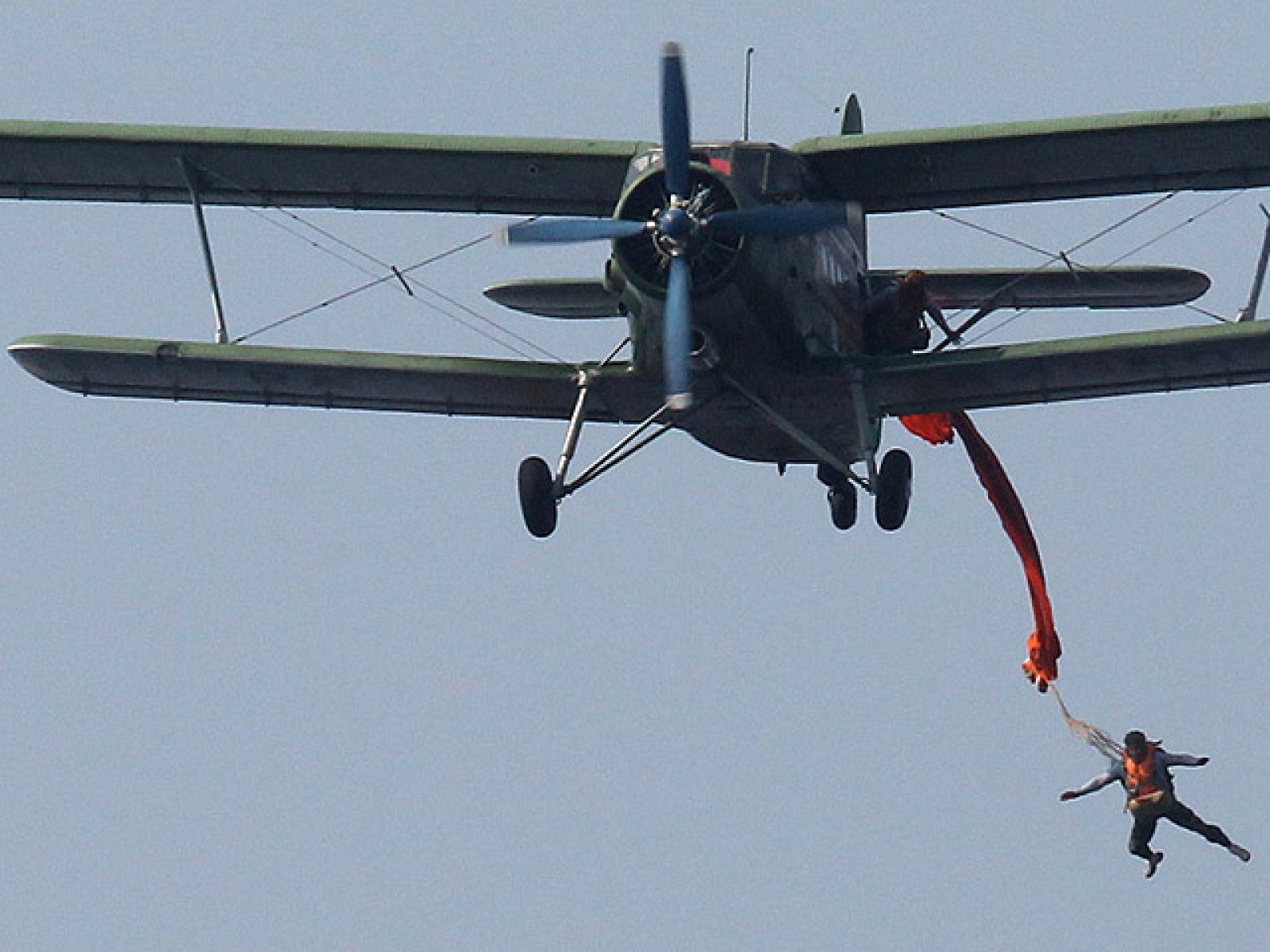 La astucia del piloto hizo que funcionaran correctamente los sistemas de seguridad y el paracaídas del aparato permitió que tomara tierra sin lamentar una tragedia en Argentina.