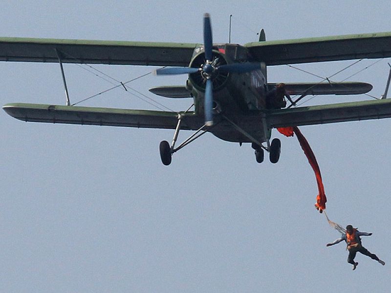 La astucia del piloto hizo que funcionaran correctamente los sistemas de seguridad y el paracaídas del aparato permitió que tomara tierra sin lamentar una tragedia en Argentina.