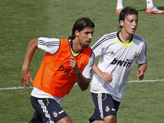  - Özil ya se entrena de blanco