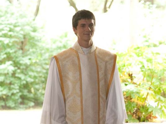 Amar en tiempos revueltos - Ángel, de nuevo sacerdote