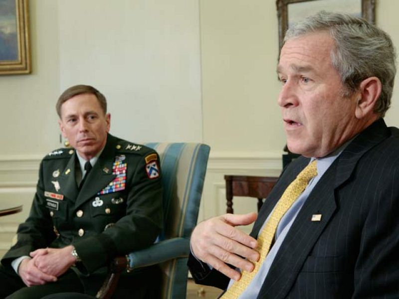 En enero de 2007 el presidente de EE.UU. George W. Bush cambia de estrategia y de tono sobre la guerra de Irak. Anuncia que envía 20.000 soldados más pero ya no habla de quedarse en Irak hasta la victoria.