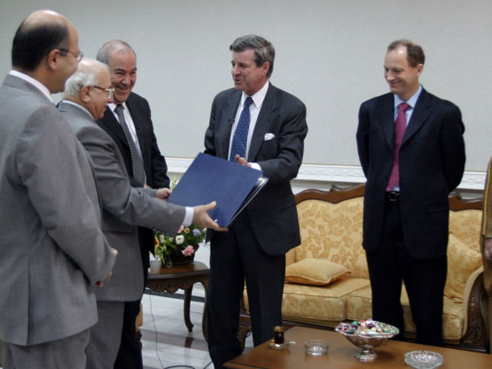 En junio de 2004 el administrador civil de EE.UU. en Irak, Paul Bremer, cede de manera formal la soberanía del país al Gobierno interno que se había formado en Irak, en un acto que se adelantó varios días para evitar atentados.