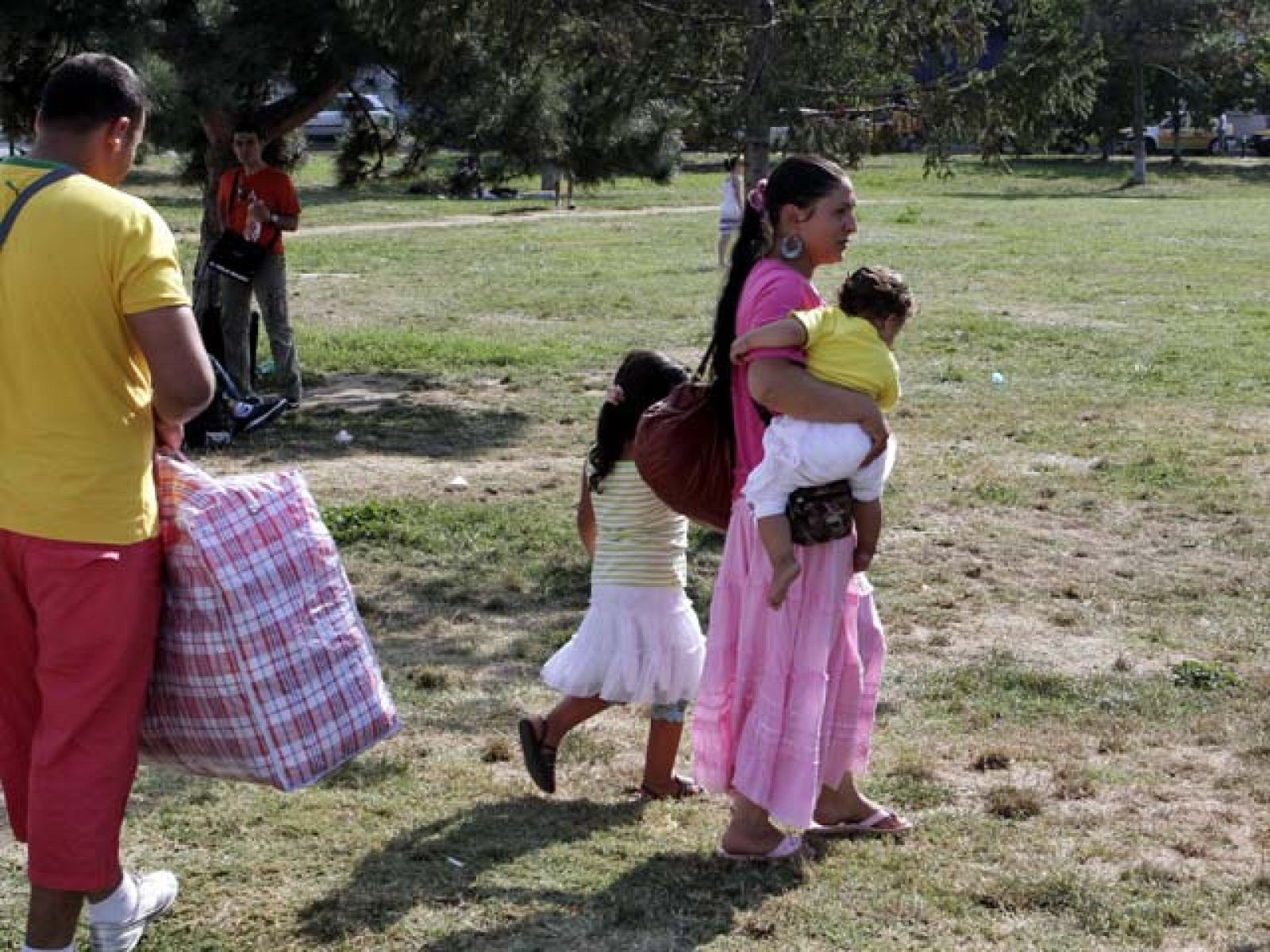 Llegan a Rumanía los primeros grupos de gitanos que expulsa Francia | Ver