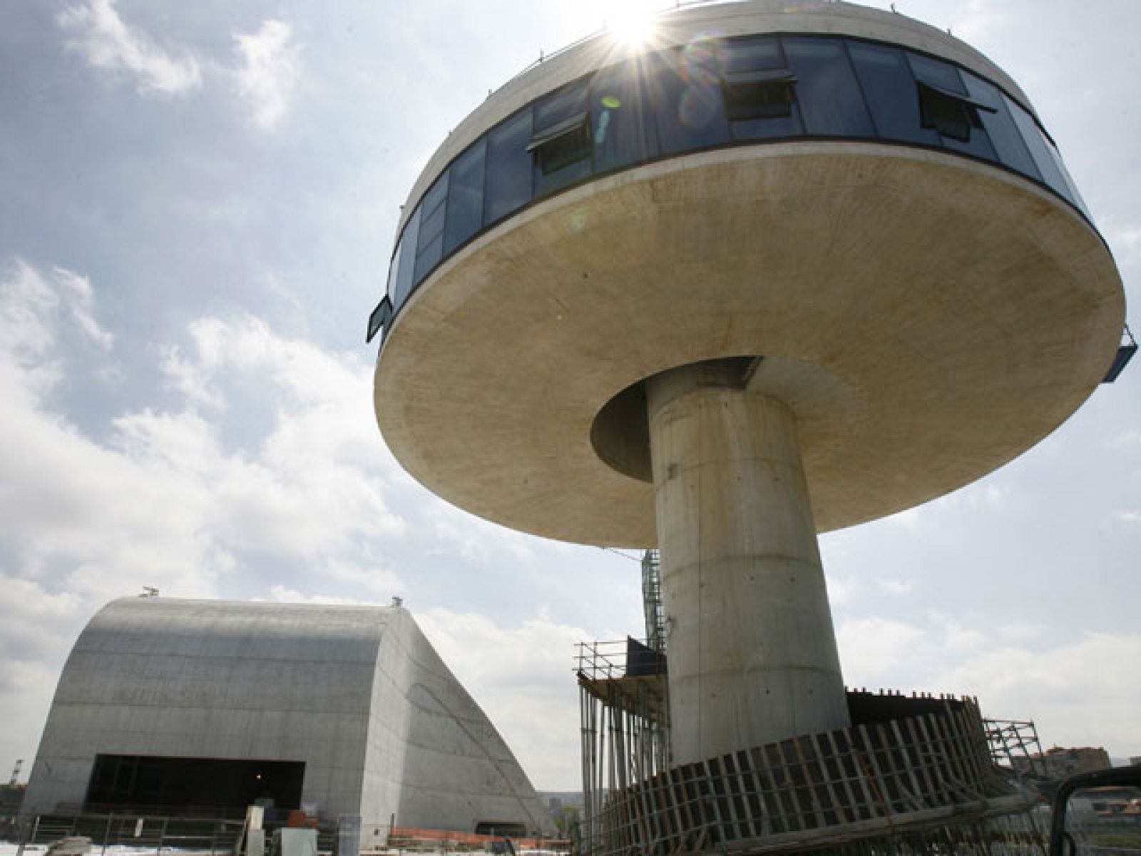 Jornada de puertas abiertas en el Centro Niemeyer de Avilés, en Asturias | Ver