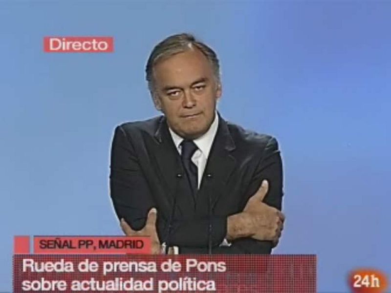 El vicesecretario de Comunicación  del PP, Esteban González Pons, ha mostrado su apoyo a las policías de Melilla por el trato recibido por marroquíes en la frontera dándose un simbólico abrazo, tal y como ha pedido el Sindicato Unificado de Policía.
