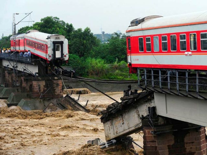 En China dos vagones de un tren acaban en un río al desplomarse un puente por las lluvias | Ver