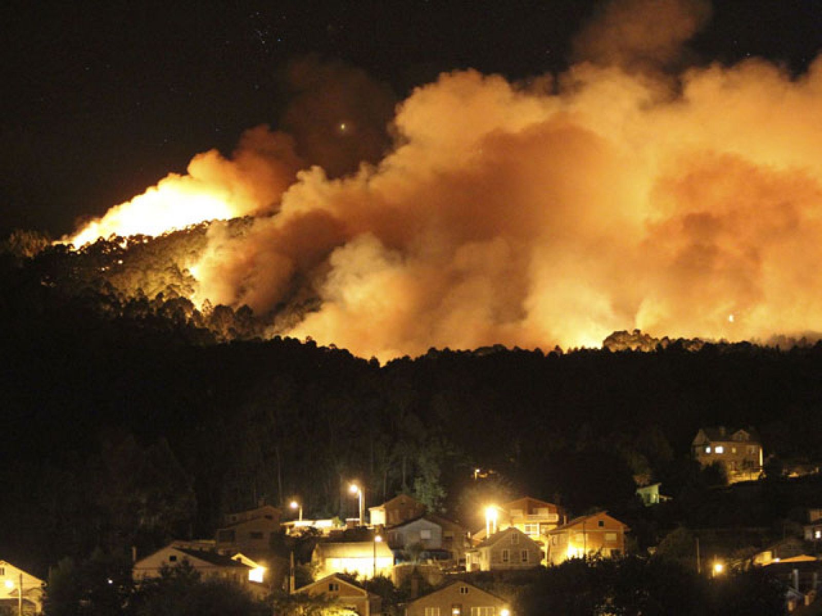 Un detenido por el incendio de Pontevedra en el que murieron dos brigadistas | Ver