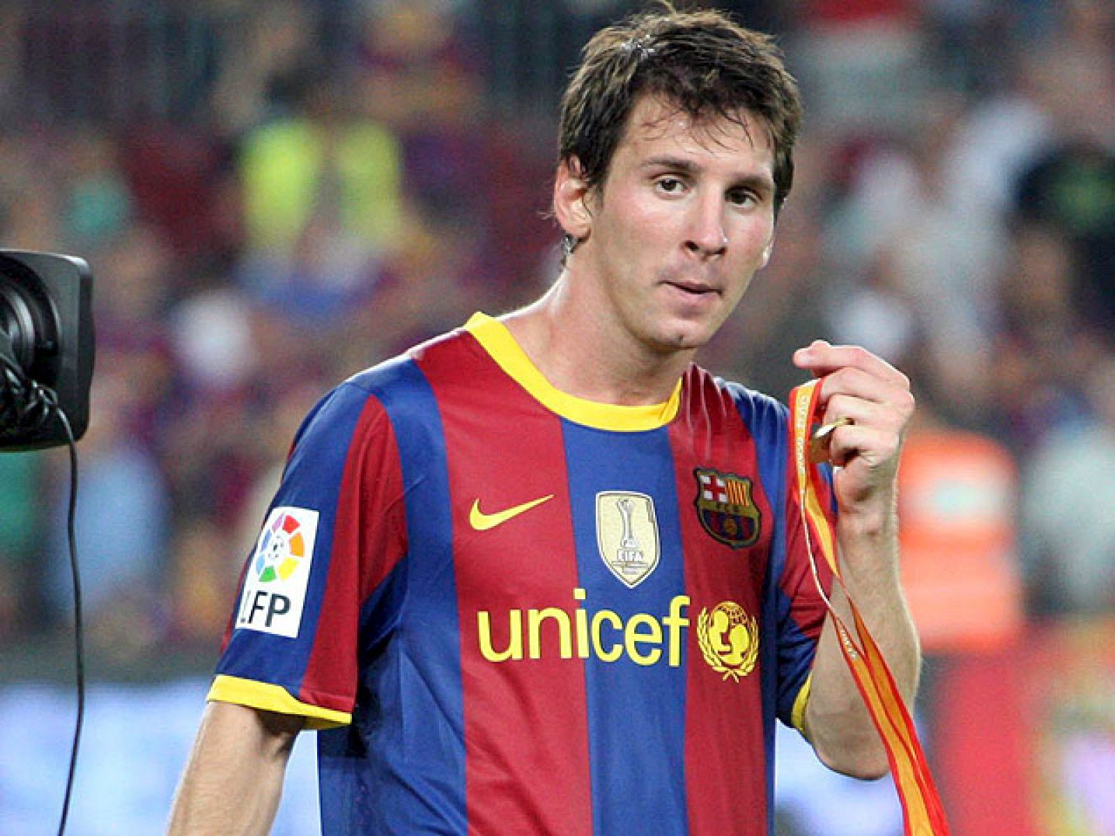 El delantero internacional argentino del FC Barcelona, Lionel  Messi, ha igualado a los ex azulgranas Rivaldo y Samuel Eto'o al  llegar a la cifra de 130 goles en partido oficial tras anotar su  sexto 'hat-trick' del año en el encuentro de vuelta de