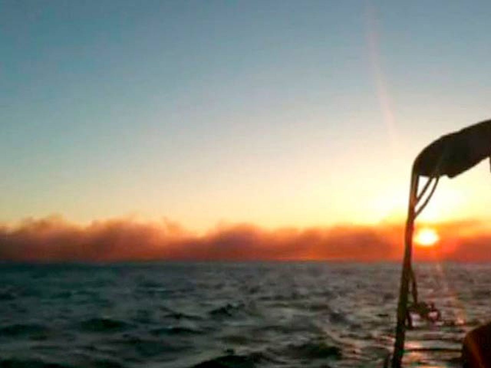 Un incendio forestal obliga a evacuar a 1.500 bañistas de una cala de Ibiza | Ver