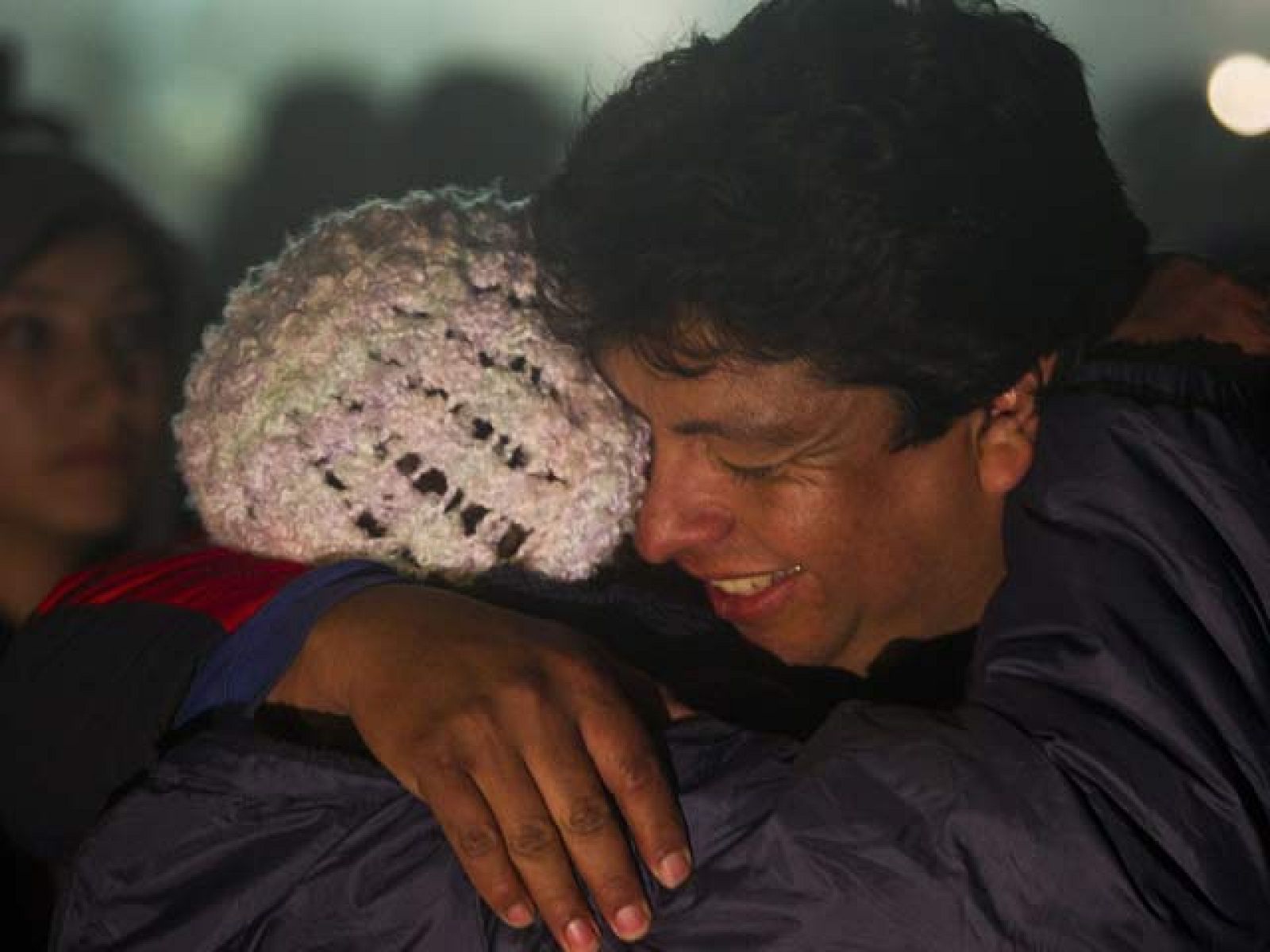Tras ser localizados con vida en un refugio a 700 metros de profundidad, los 33 mineros atrapados en Chile tendrán que esperar entre tres o cuatro meses para ser liberados.