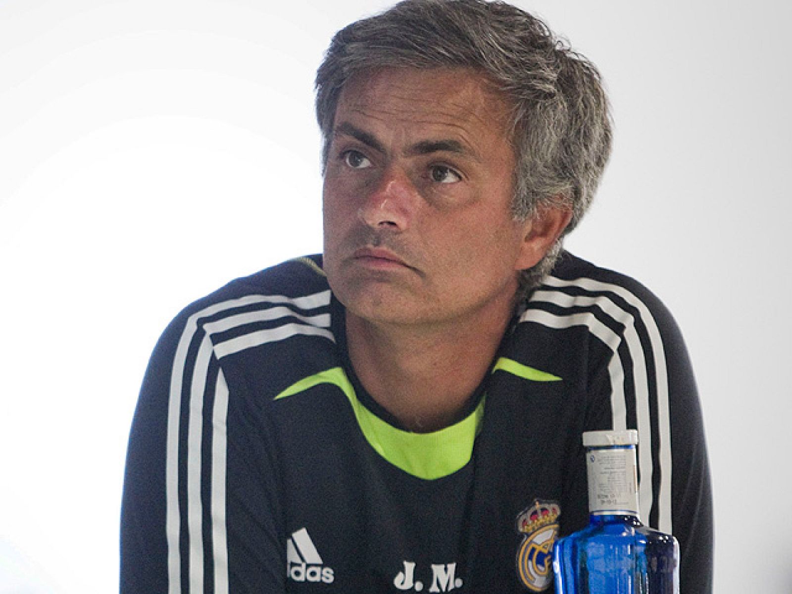 El técnico del Real Madrid, Jose Mourinho, ha avisado que una lesión de sus delanteros, Higuaín y Benzema, podría provocar un problema para el equipo blanco.