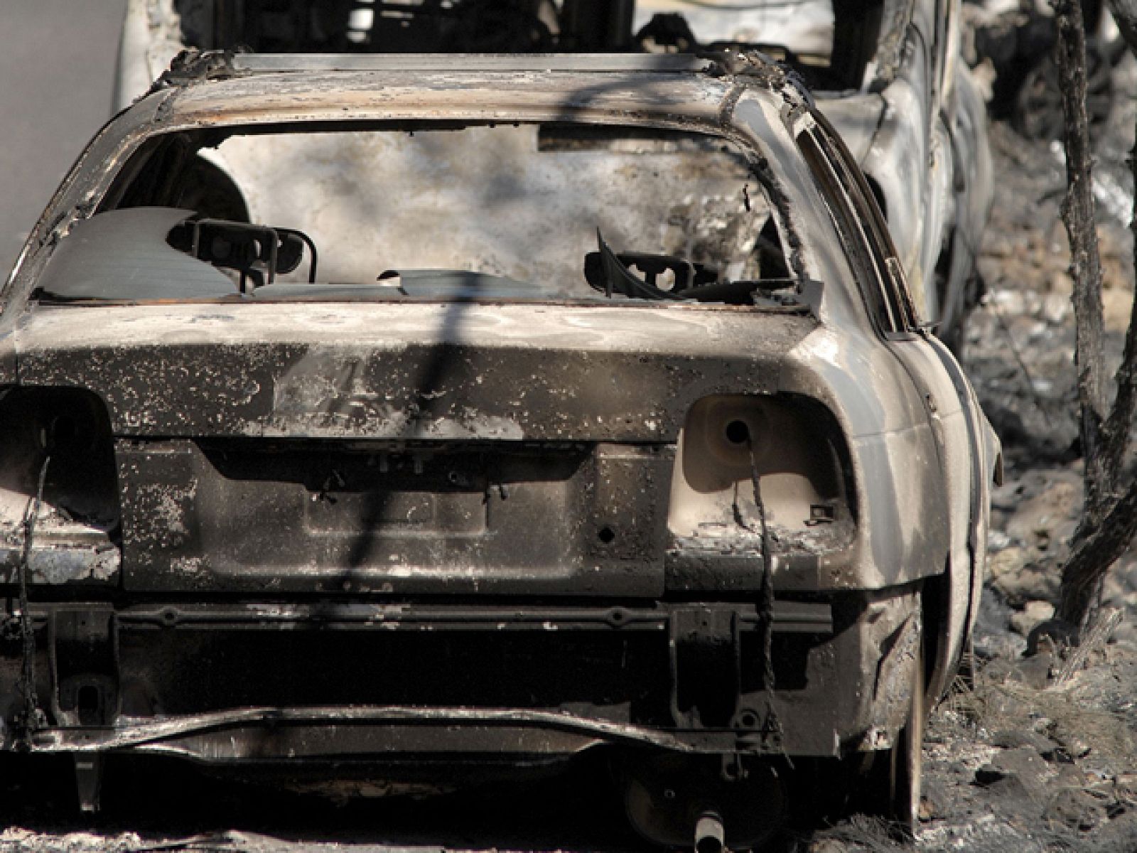 Trabajo a contrarreloj para controlar el incendio de Ibiza