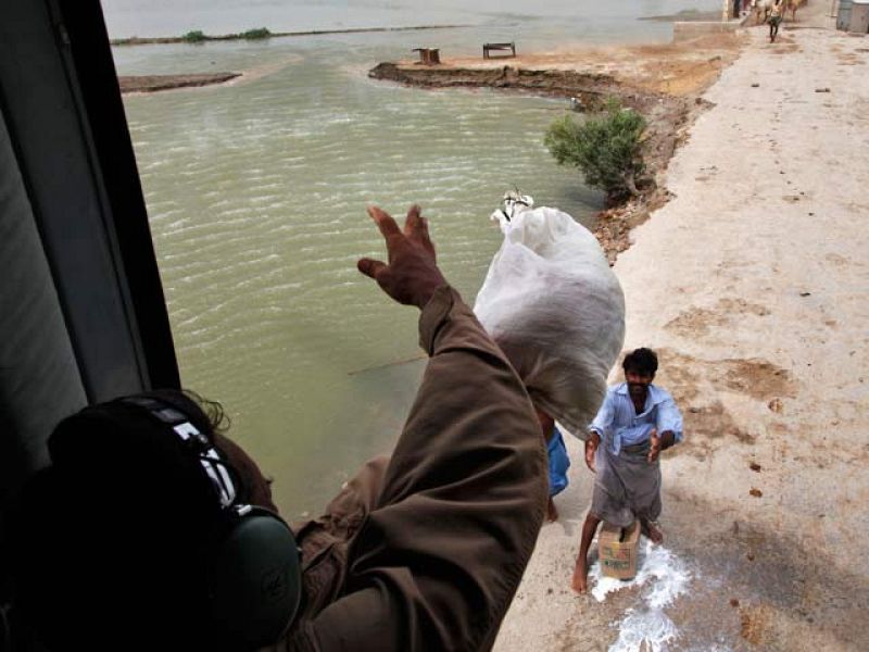 La recuperación de las zonas devastadas en Pakistán durará al menos tres años, según ha declarado el presidente en una entrevista. En la provincia de Sindh se ha desatado la alerta en los próximos tres días por nuevas crecidas del Indo.