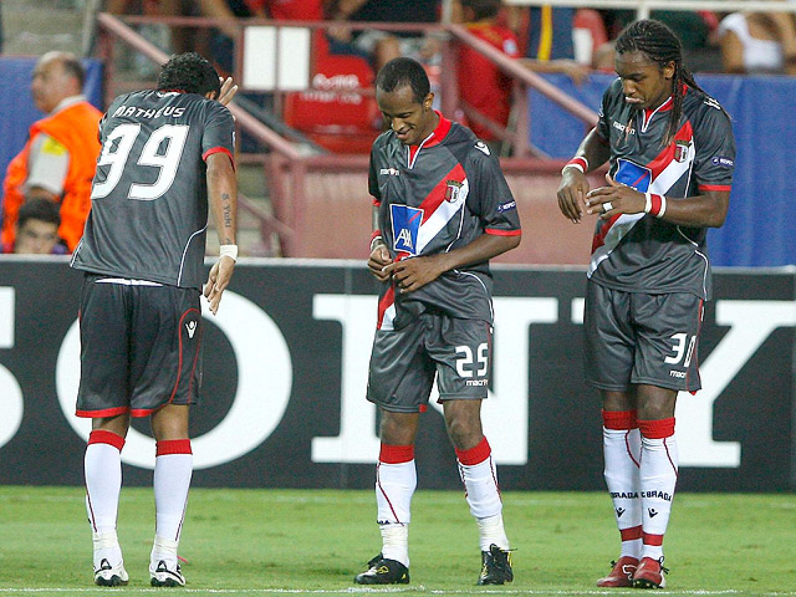 El jugador del Sporting de Braga Lima concluye el contraataque y pone aún más complicado el pase del Sevilla.