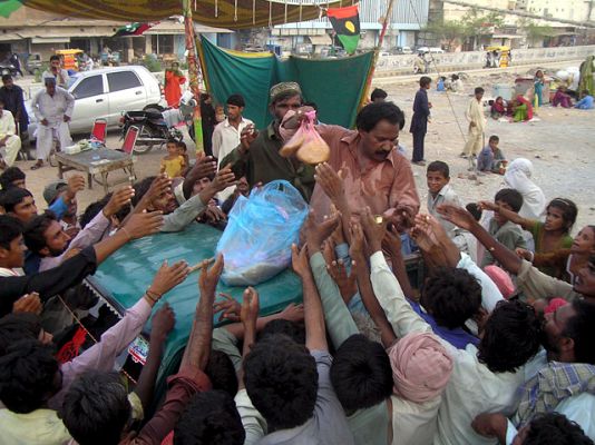  - 800.000 aislados en Pakistán