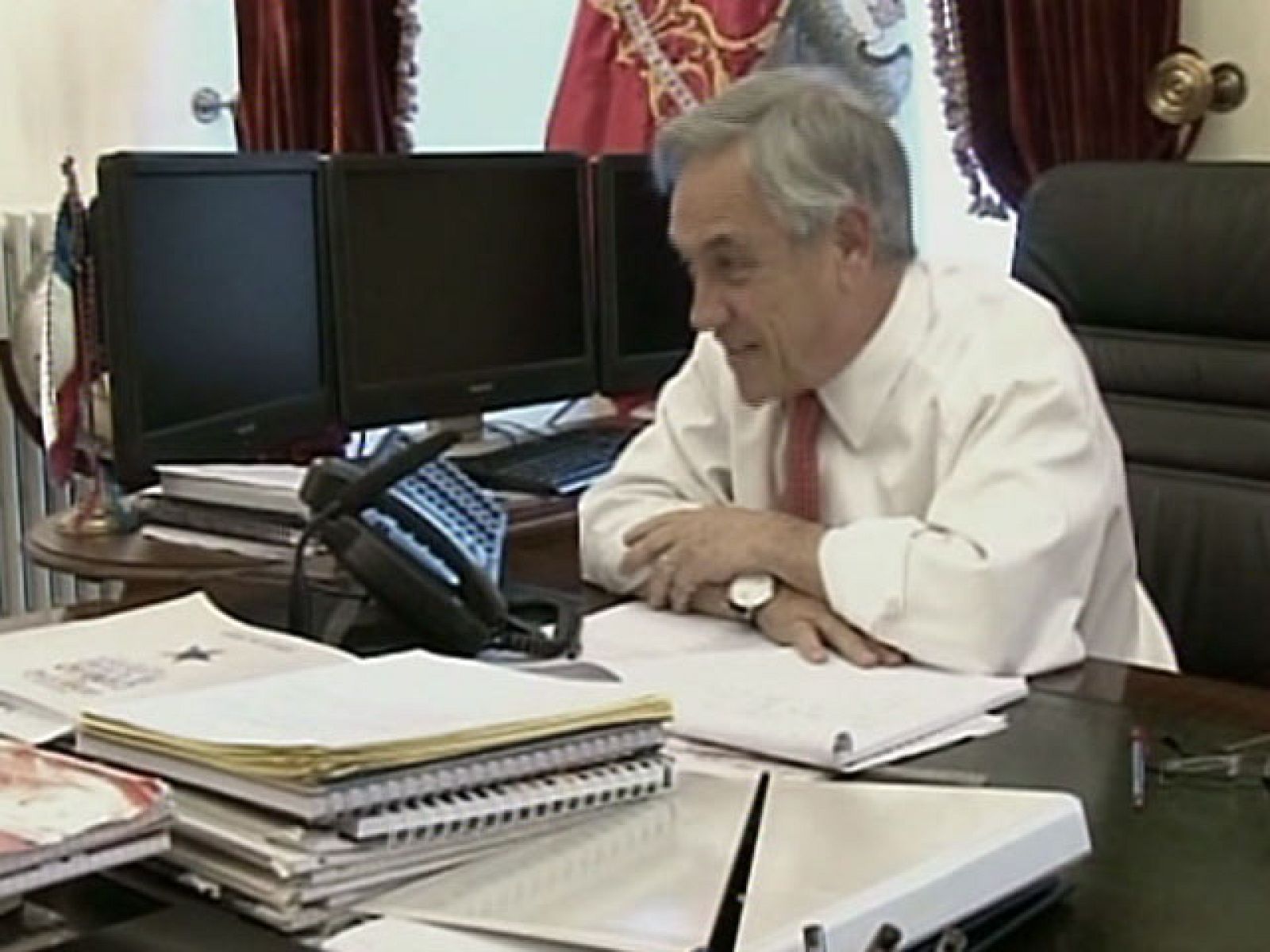 El presidente de Chile, Sebastián Piñera, habla con los mineros atrapados | Ver