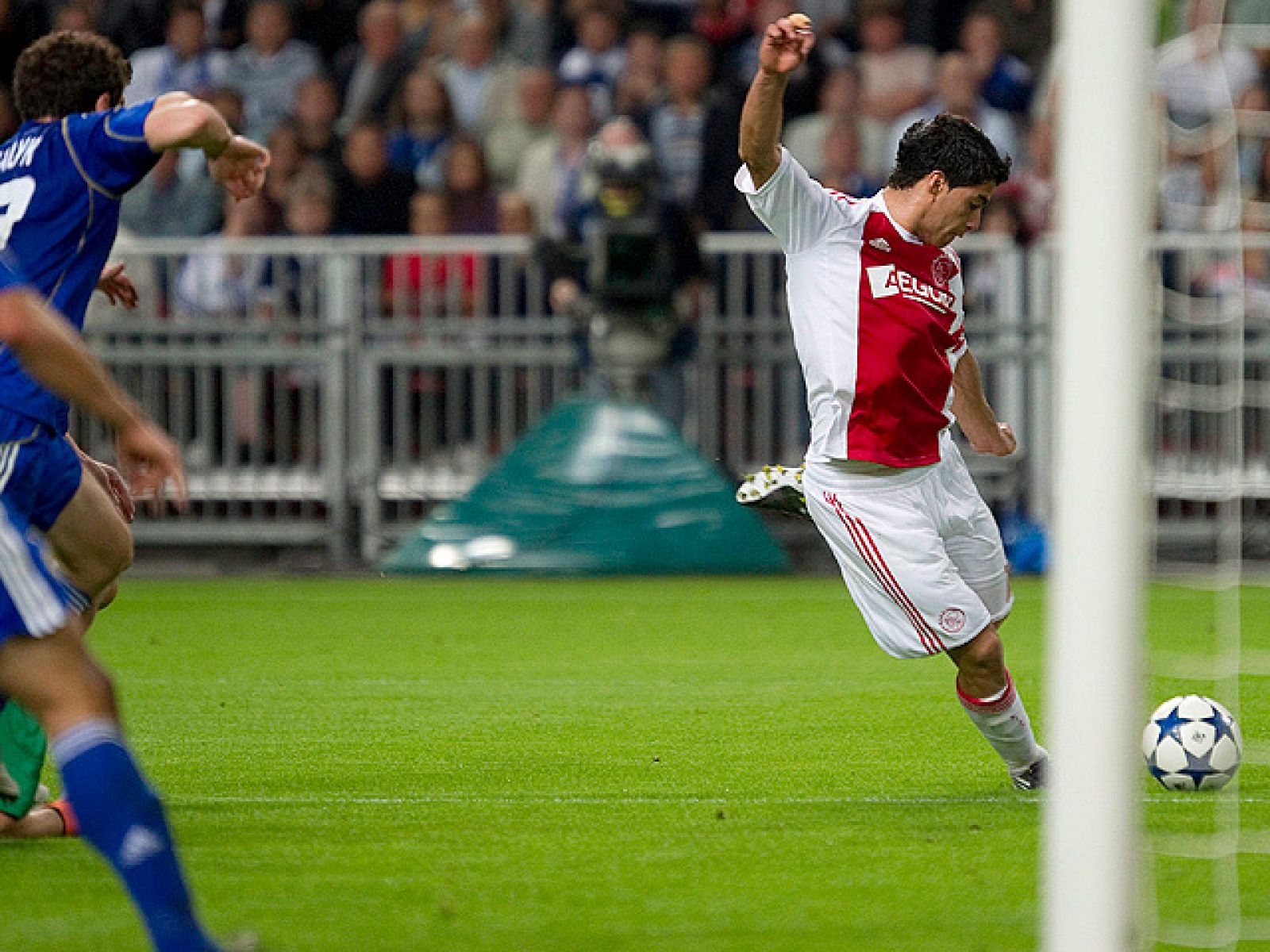 El Ajax de Amsterdam vuelve a la Champions al derrotar en una difícil eliminatoria al Dinamo de Kiev. Los goles de Luis Suárez y Mounir han certificado su pase.