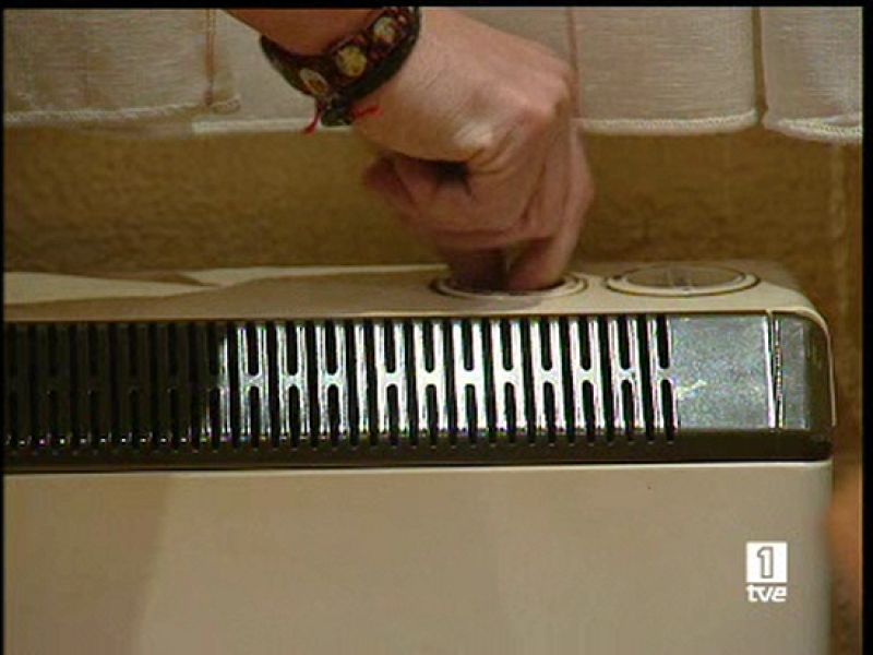 Las familias que tienen contratada tarifa eléctrica nocturna se enfrentan a un cambio legal a partir del 1 de julio, que según la UCE supondrá una subida de entre un 25 y un 80 por ciento más.