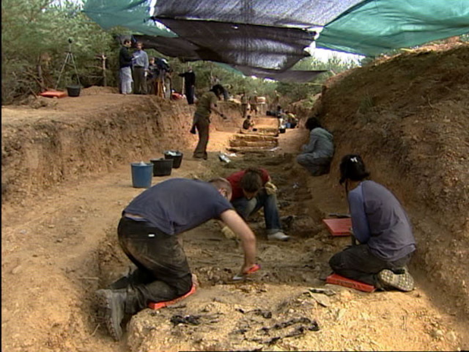 Exhumados más de 80 cadáveres en la fosa de La Pedraja | Ver