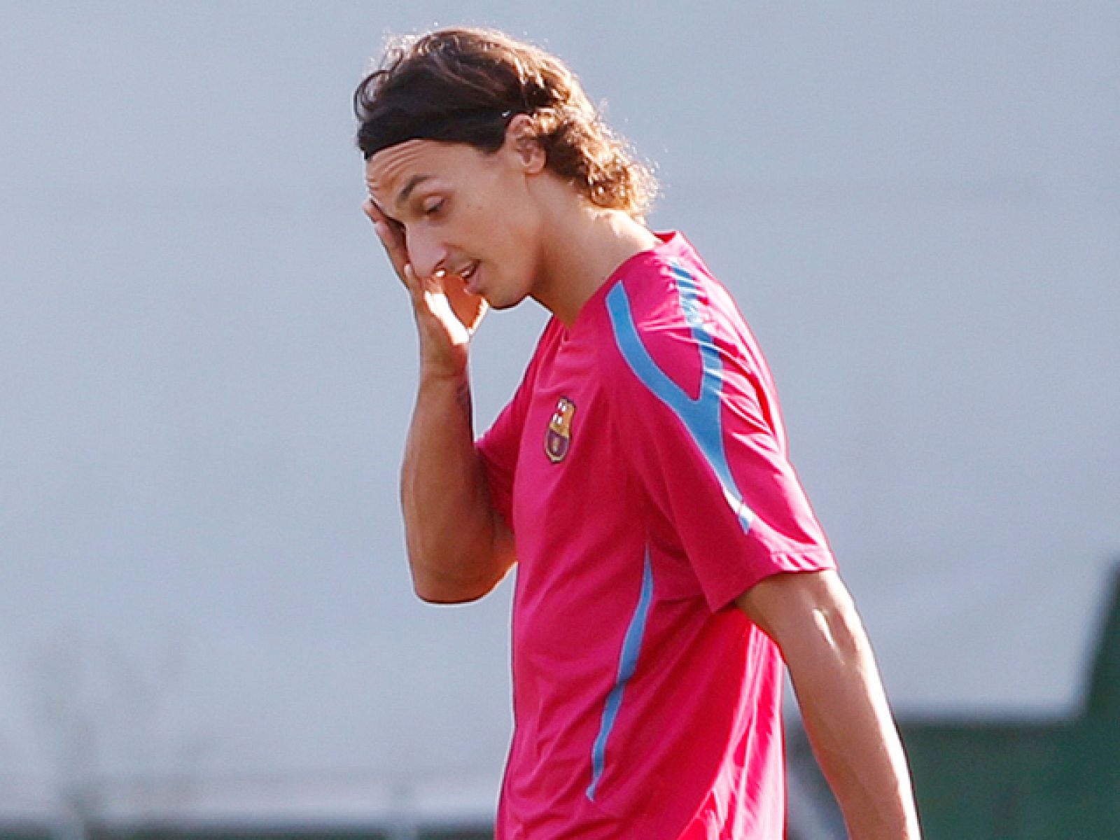 El delantero sueco, todavía del Barça, Zlatan Ibrahimovic, ha vuelto a entrenarse la mañana de este viernes. Aun así, los dos clubes, Barcelona y Milán, siguen negociando la salida del sueco hacia el conjunto milanista. Hoy continuarán con el tira y