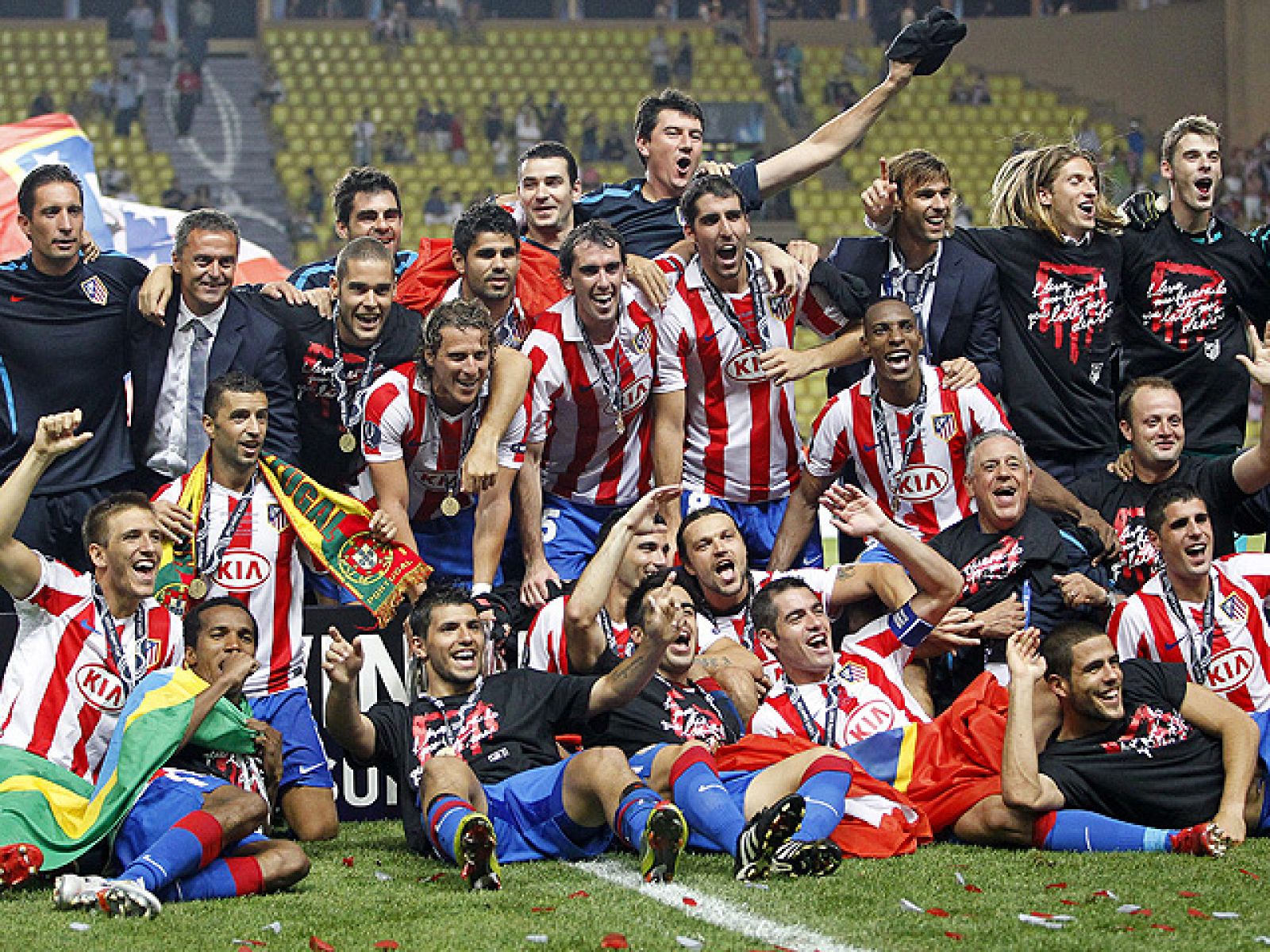 El Atlético de Madrid se ha proclamado campeón de la Supercopa al derrotar con claridad al Inter de Milán por 0-2, con goles de Reyes y Agüero.