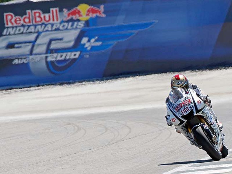 Casey Stoner ha marcado el mejor tiempo en los primeros entrenamientos libres de Indianápolis, por delante de Jorge Lorenzo.