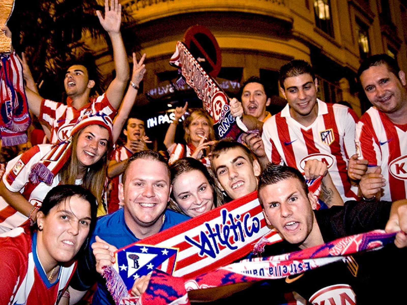 El Atlético de Madrid ha conseguido regresar a lo alto de Europa al conseguir la Supercopa ante el Inter de Milán y sus seguidores han vuelto a festejar el título en Neptuno.