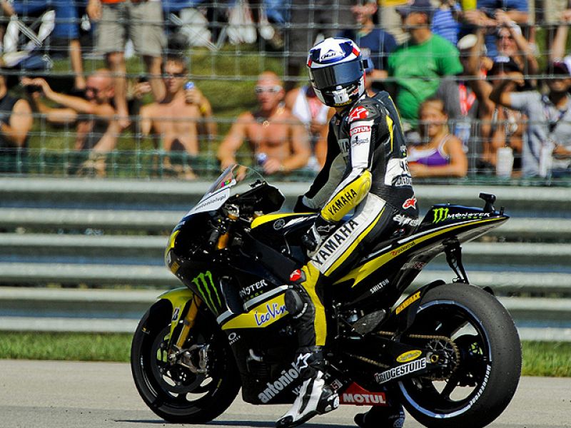 El GP de Indianápolis nos ha dejado una clasificación diferente, con la primera 'pole' para Ben Spies, dos caídas de Rossi y el segundo lugar de la parrilla para Lorenzo, que buscará una nueva victoria que le acerque al Mundial.