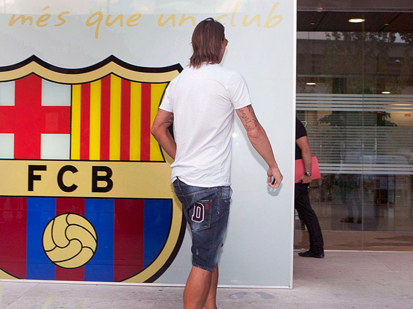 Día intenso en Barcelona, que se ha despedido este domingo de Ibrahimovic y da la bienvenida a la Liga, en la que debutará ante el Racing de Santander.