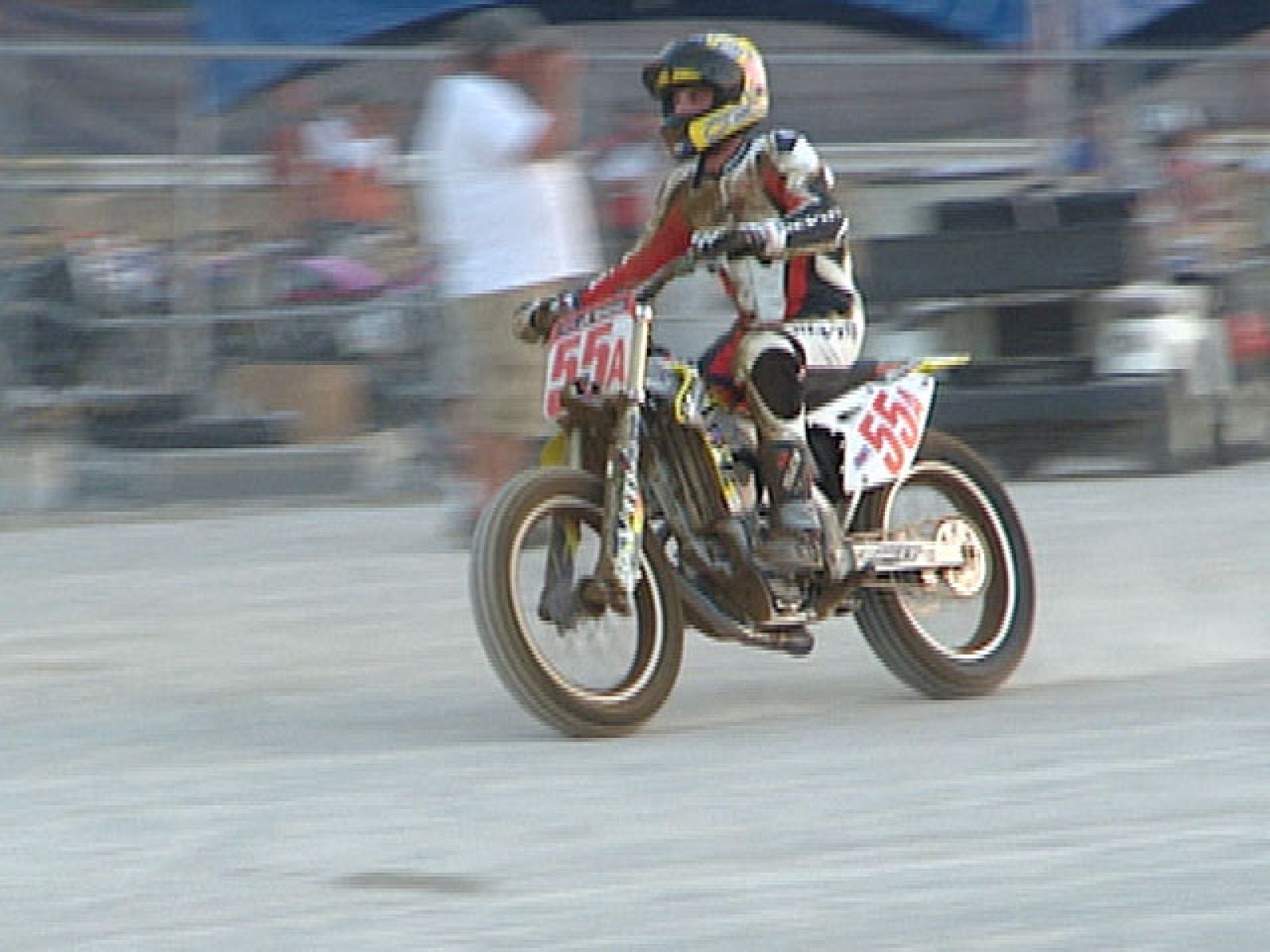 El piloto de Moto2 Kenny Noyes muestra cómo son las carreras de 'dirt track' en Indianápolis, en las que él ha competido.