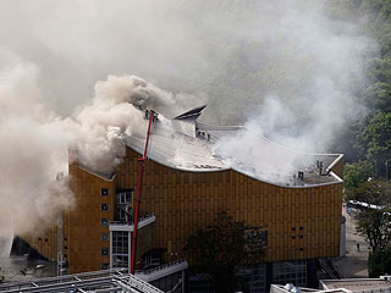 Un espectacular incencio ha arrasado la sede de la Orquesta Filármonica de Berlín.