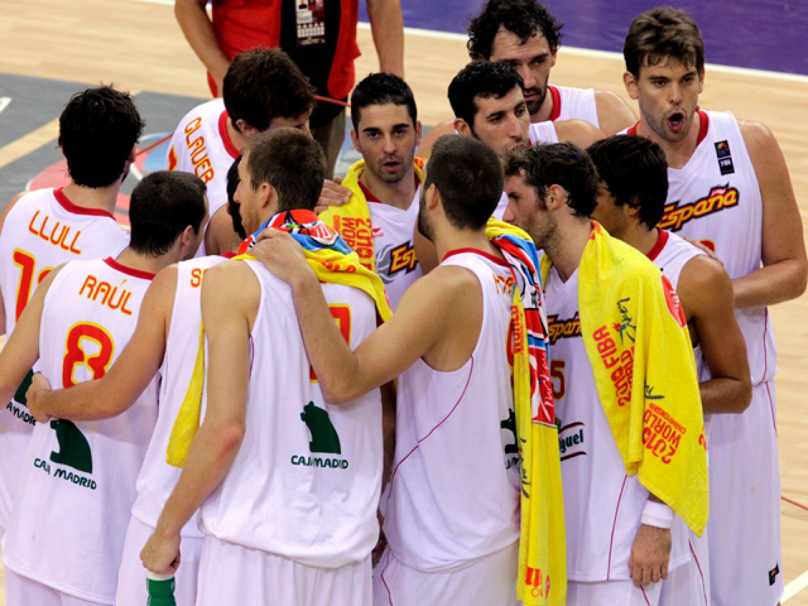 Después de su primera victoria en el campeonato del Mundo que se está disputando en Turquía, la selección española de baloncesto descansa en el hotel, delante del cual un grupo de militares ha celebrado esta mañana  una marcha en conmemoración del V